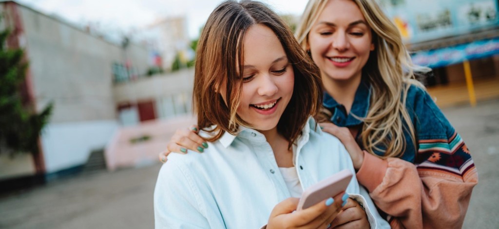 Chicas adolescentes con el móvil y salud mental