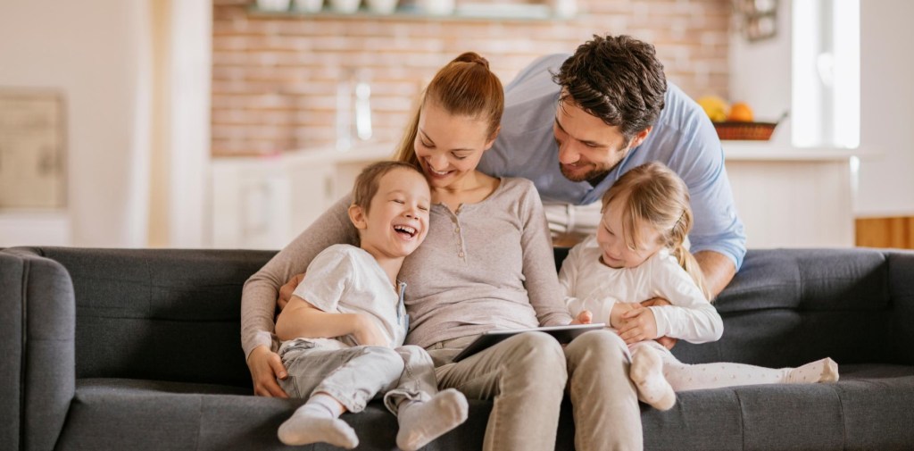 Padres e hijos haciendo uso de la tecnología