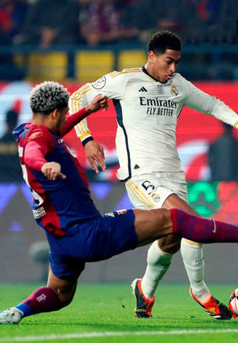 Fútbol bar con ambiente animado durante el clásico Real Madrid vs Barcelona