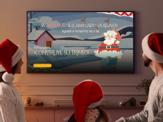 Familia viendo la tele en navidad