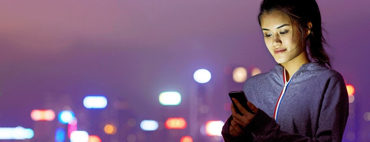 Mujer mirando un smartphone