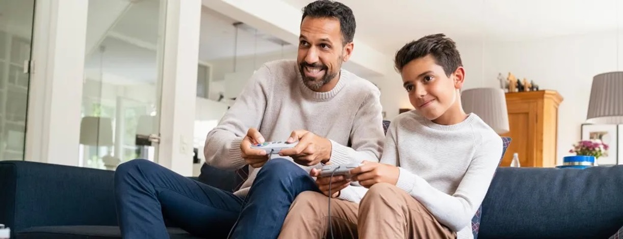 Padre e hijo jugando a video juegos